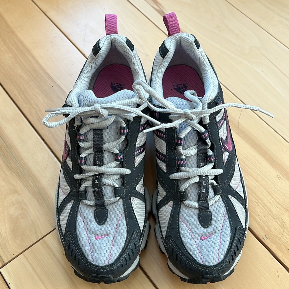 Nike women’s sneakers hardly worn size 9. Pink and grey.